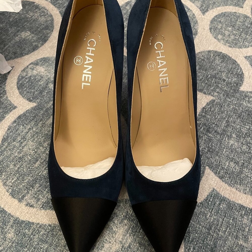 Navy Black Chanel Suede CC Toecap Pumps Size 40